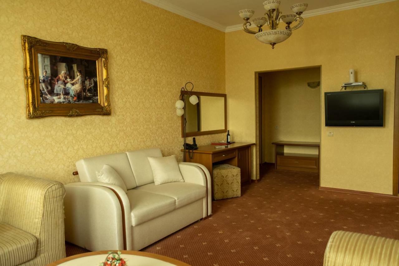 Diplomat Club Hotel Chisinau Exterior photo